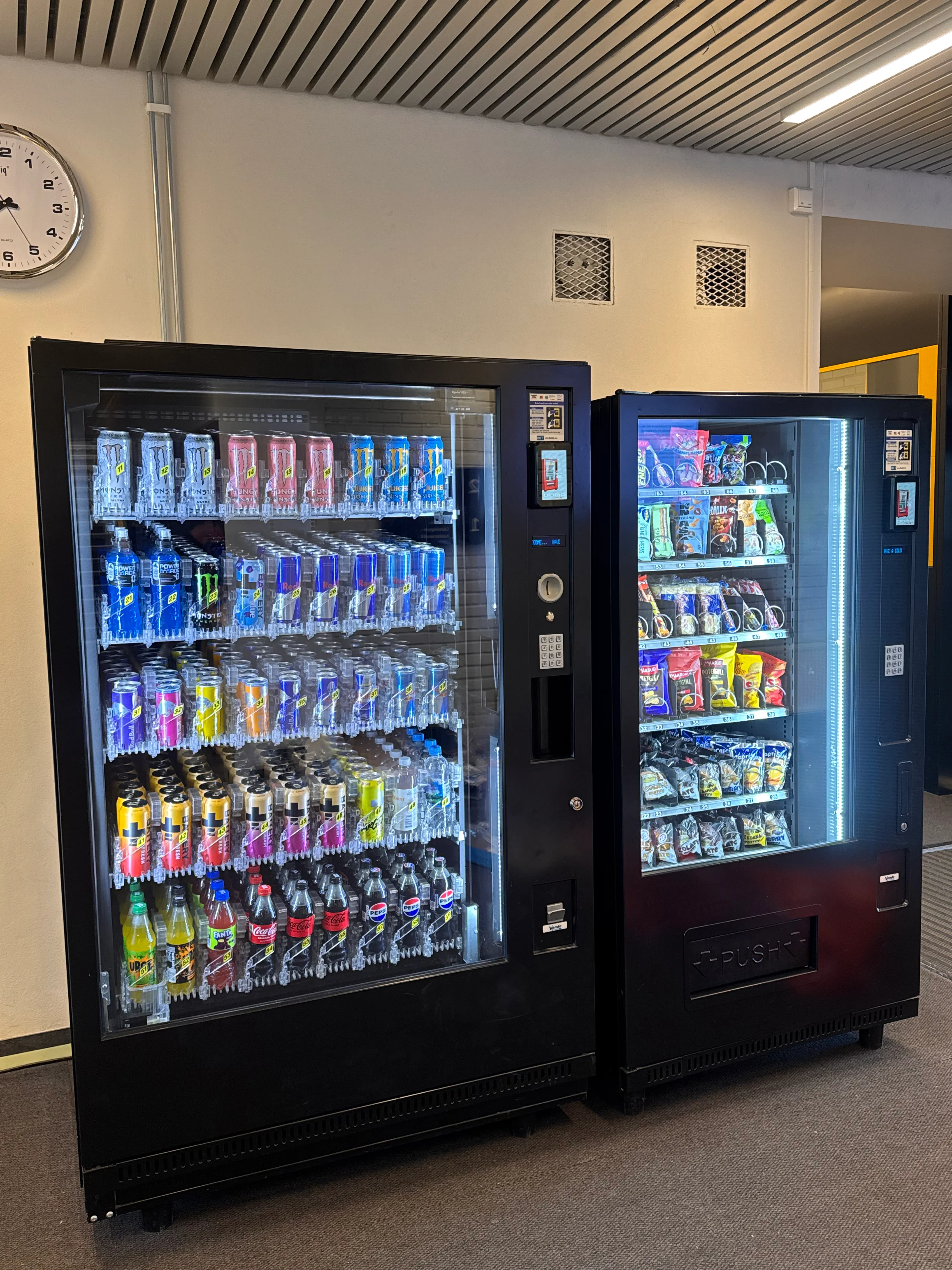 To vareautomater med drikke og snacks utplassert hos kunde