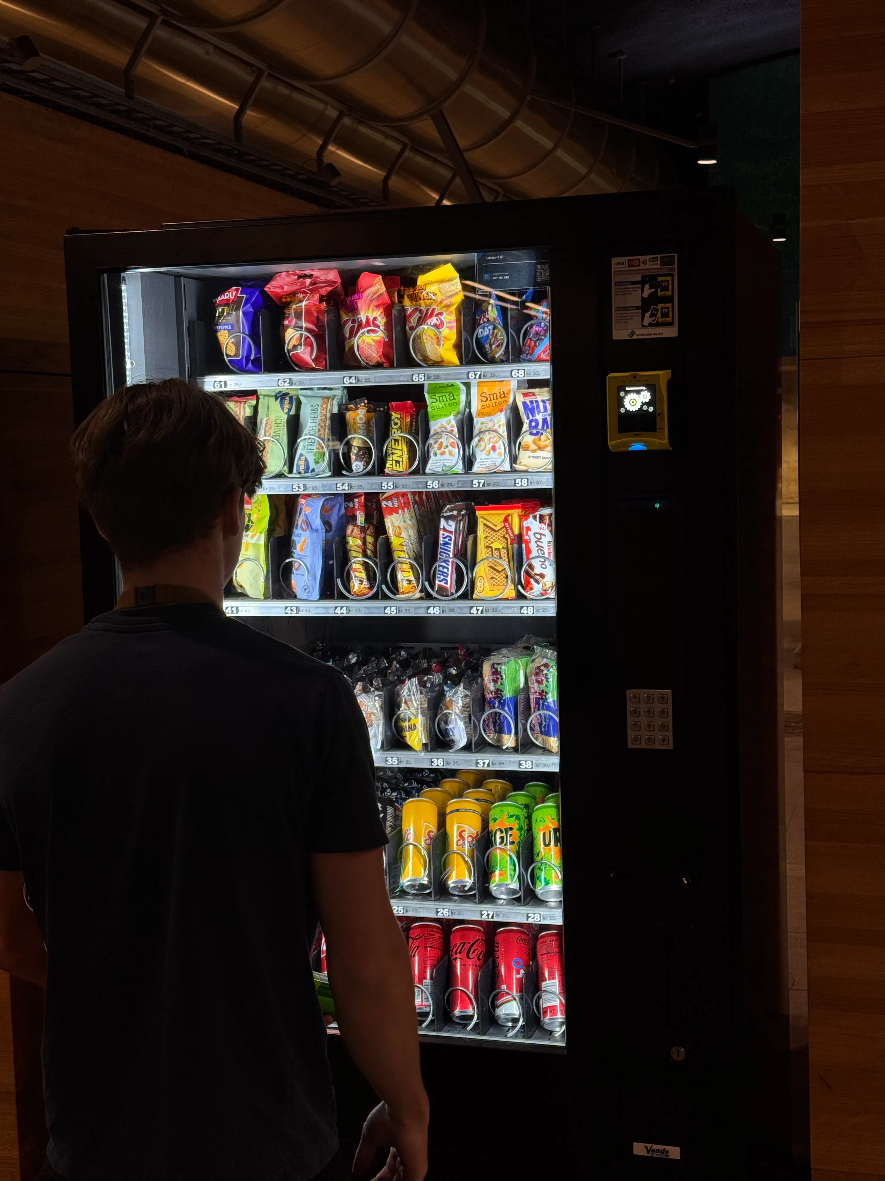 Kunde bruker en moderne snackautomat