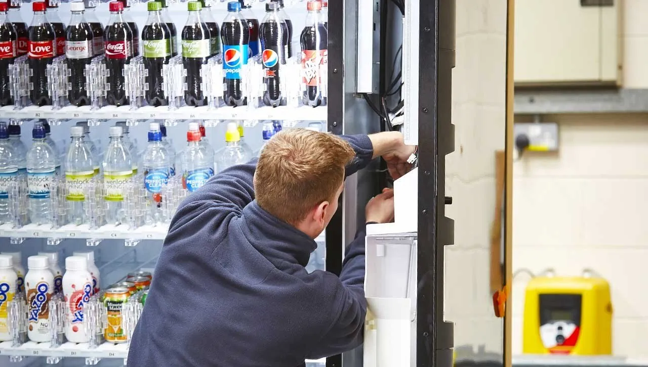 Tekniker utfører service på en drikkeautomat